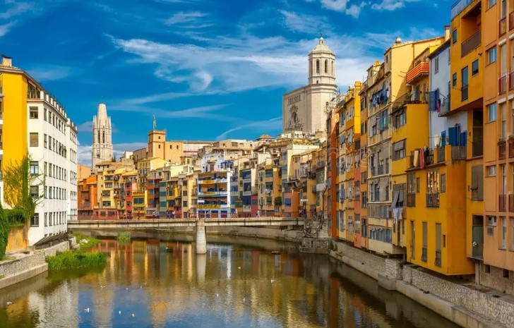 Vista del río Onyar y los edificios coloridos en el centro de Girona